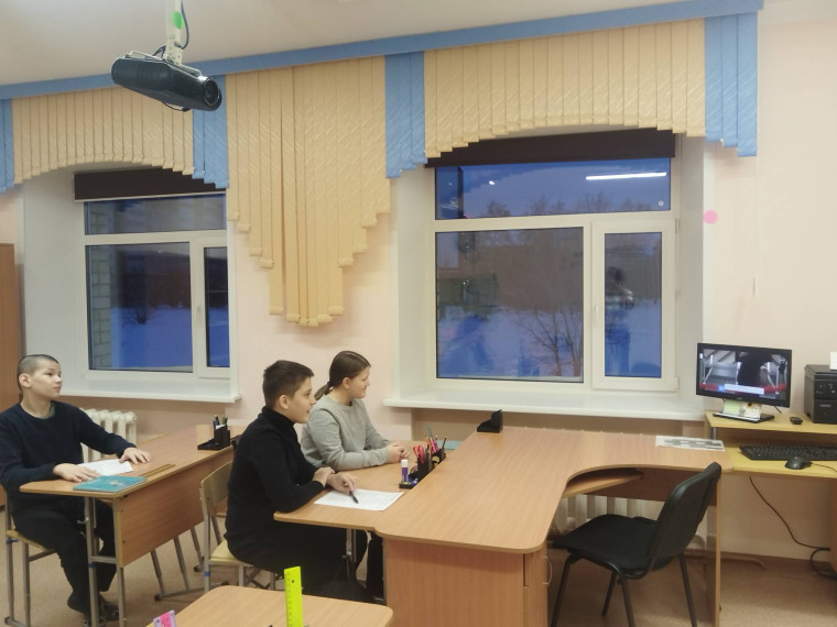В рамках курса "Россия - мои горизонты" обучающиеся 6 А класса узнали, как устроен мир авиации изнутри и кто помогает пассажирам взлететь без лишних хлопот.